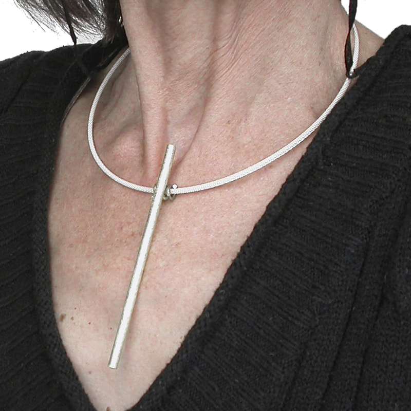 Bar Neckwire in brushed silver finish