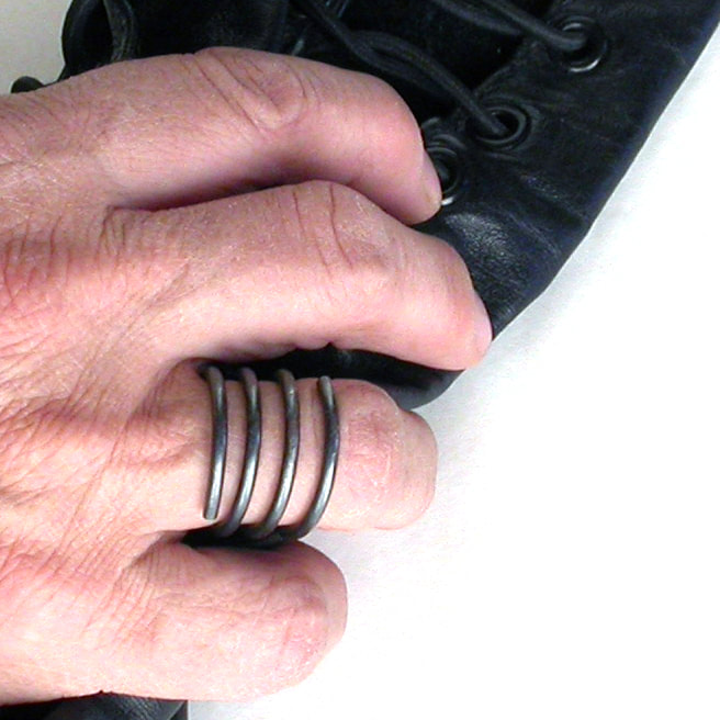 coil-ring-black-silver